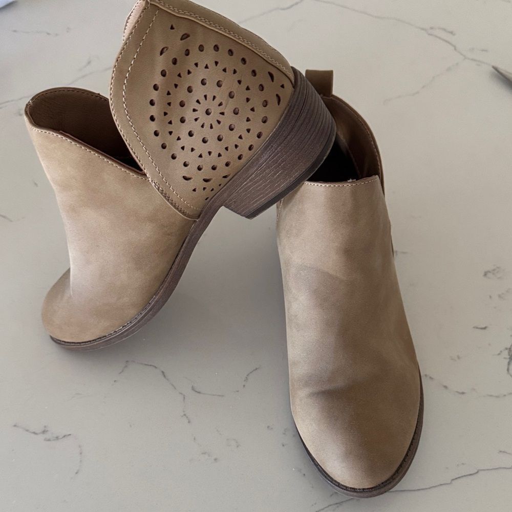 Vepose Beige Ankle Booties with Cutout Design